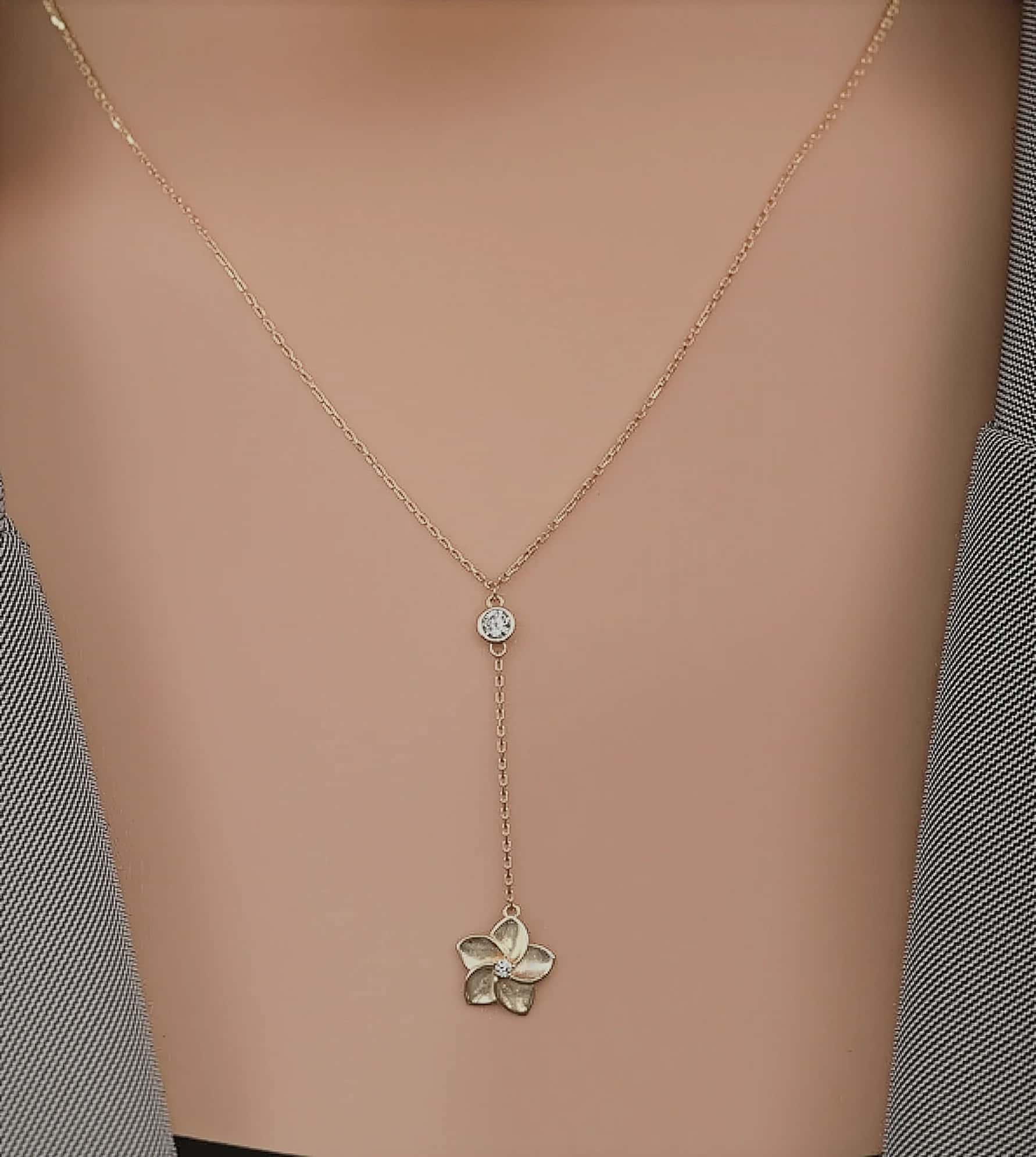 Çiçek Sarkıtlı Kolye görseli 3