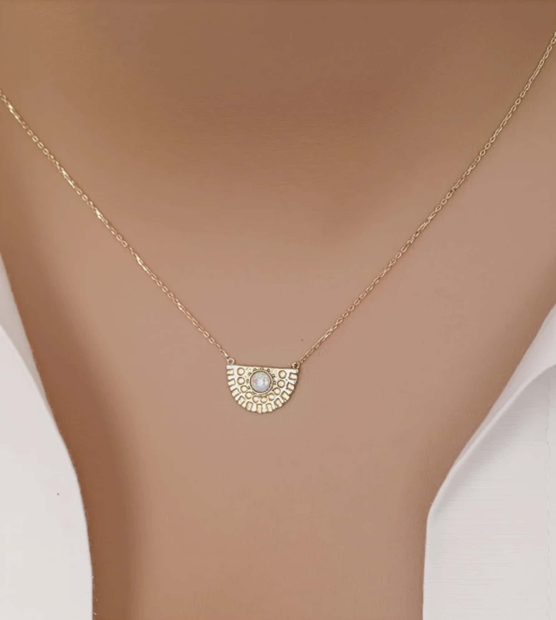 Opal Taşlı Yelpaze Kolye görseli 2