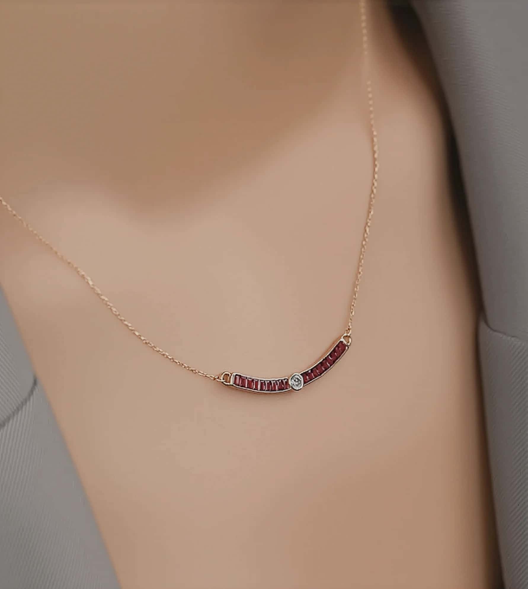 Baget Taşlı Curve Kolye Pembe görseli 4