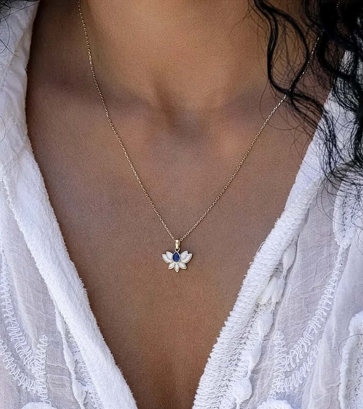 Lacivert Taşlı Lotus Kolye görseli 2
