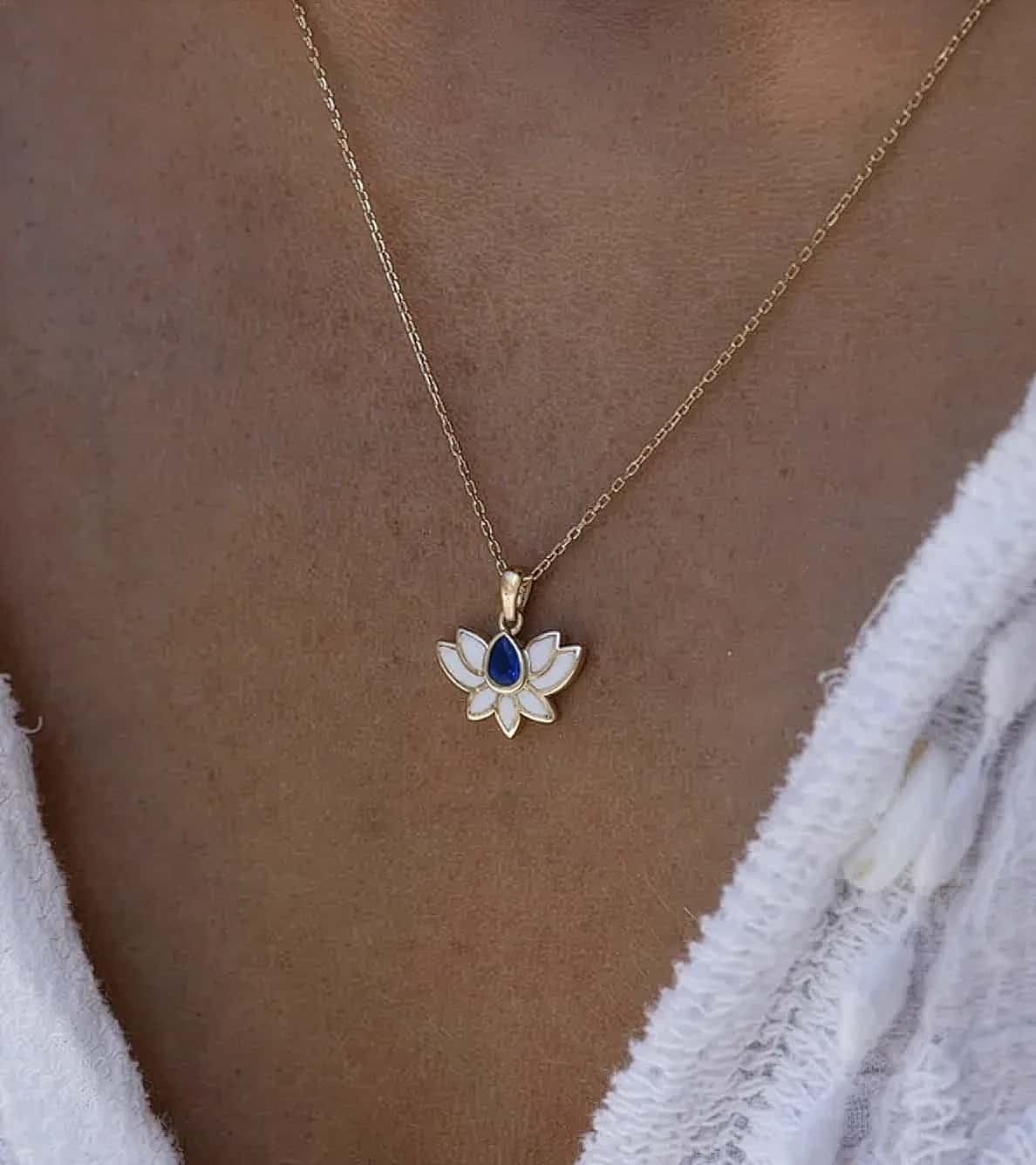 Lacivert Taşlı Lotus Kolye görseli 4