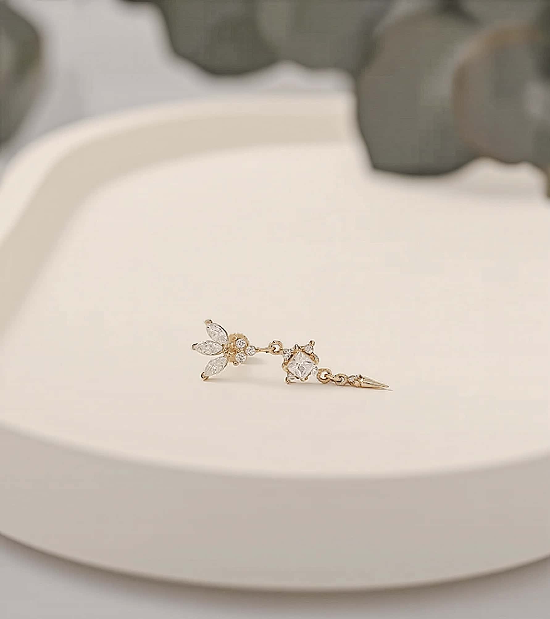 Lotuslu Tasarım Piercing (Tragus) görseli 3