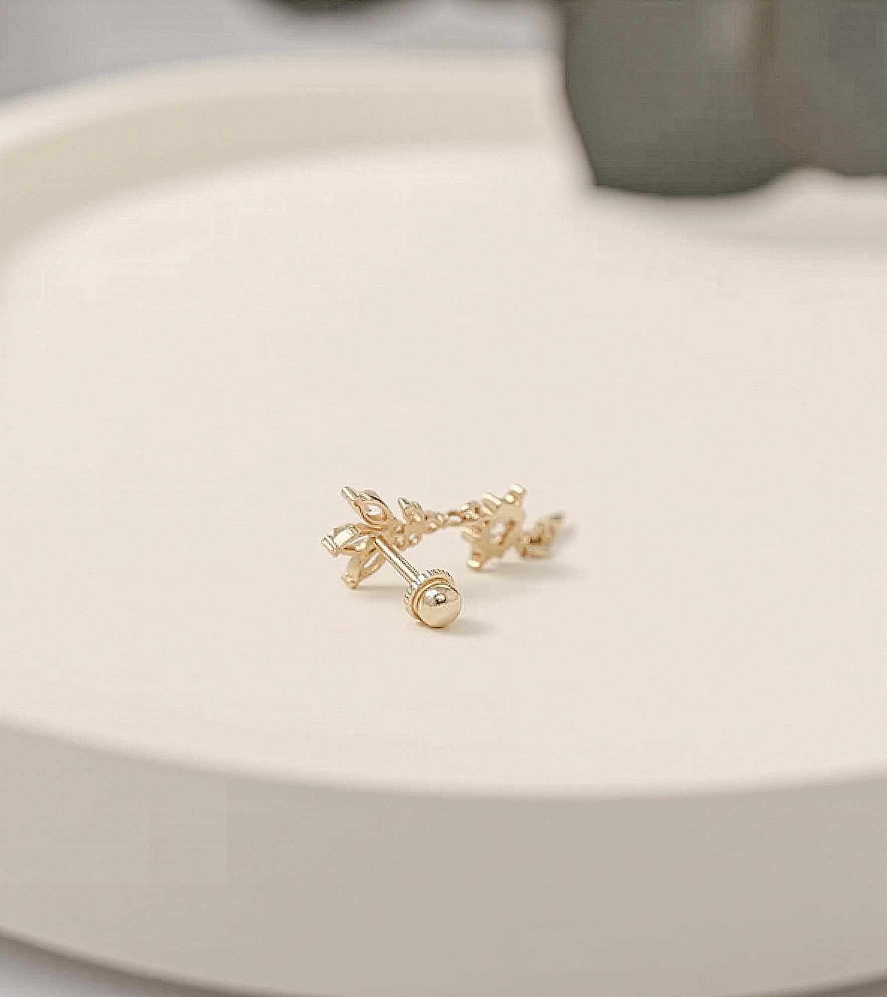 Lotuslu Tasarım Piercing (Tragus) görseli 4
