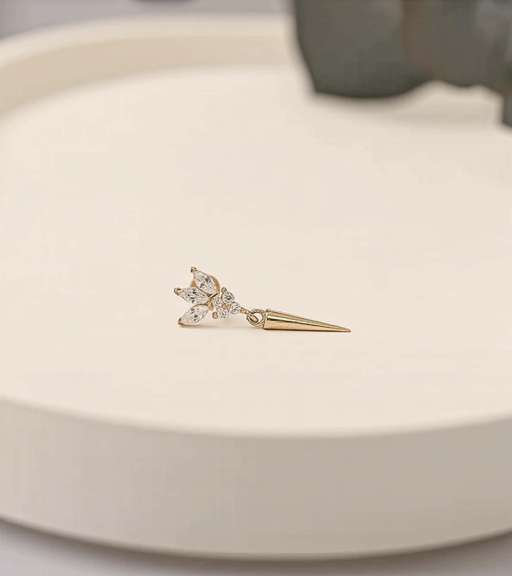 Koni Sallantılı Lotus Piercing (Tragus) görseli 3