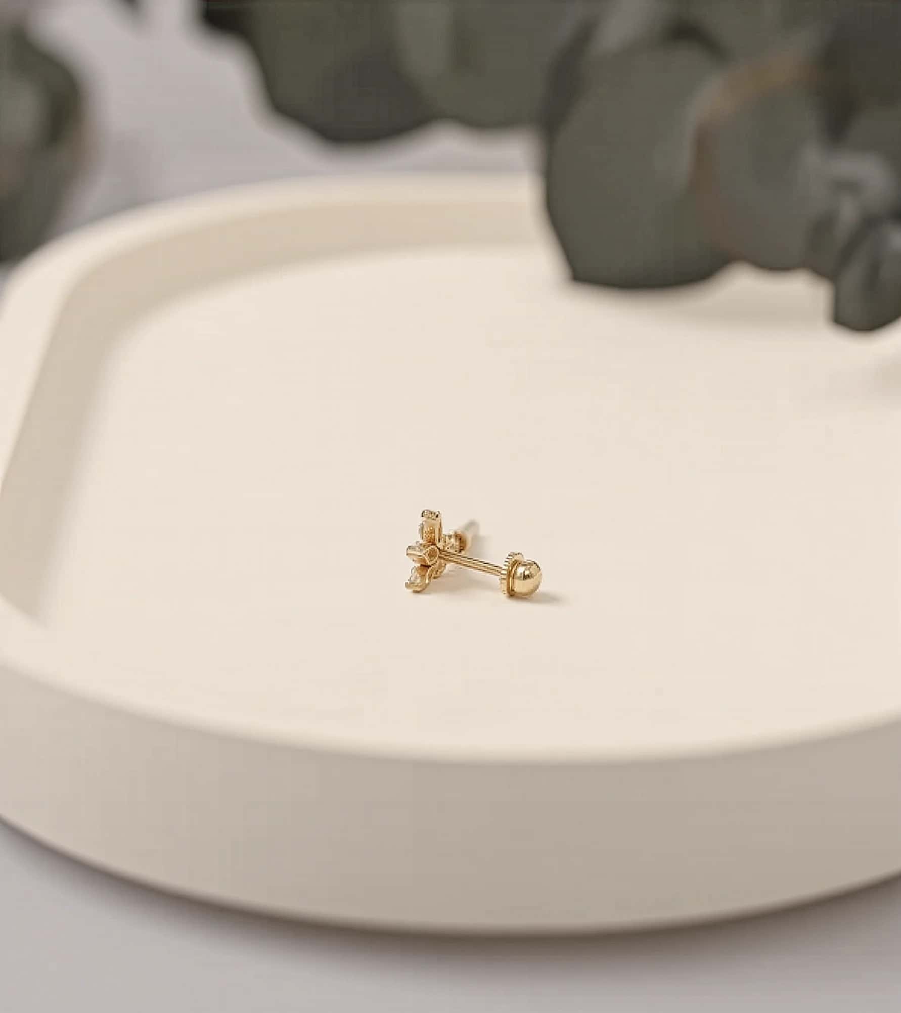 Koni Sallantılı Lotus Piercing (Tragus) görseli 4