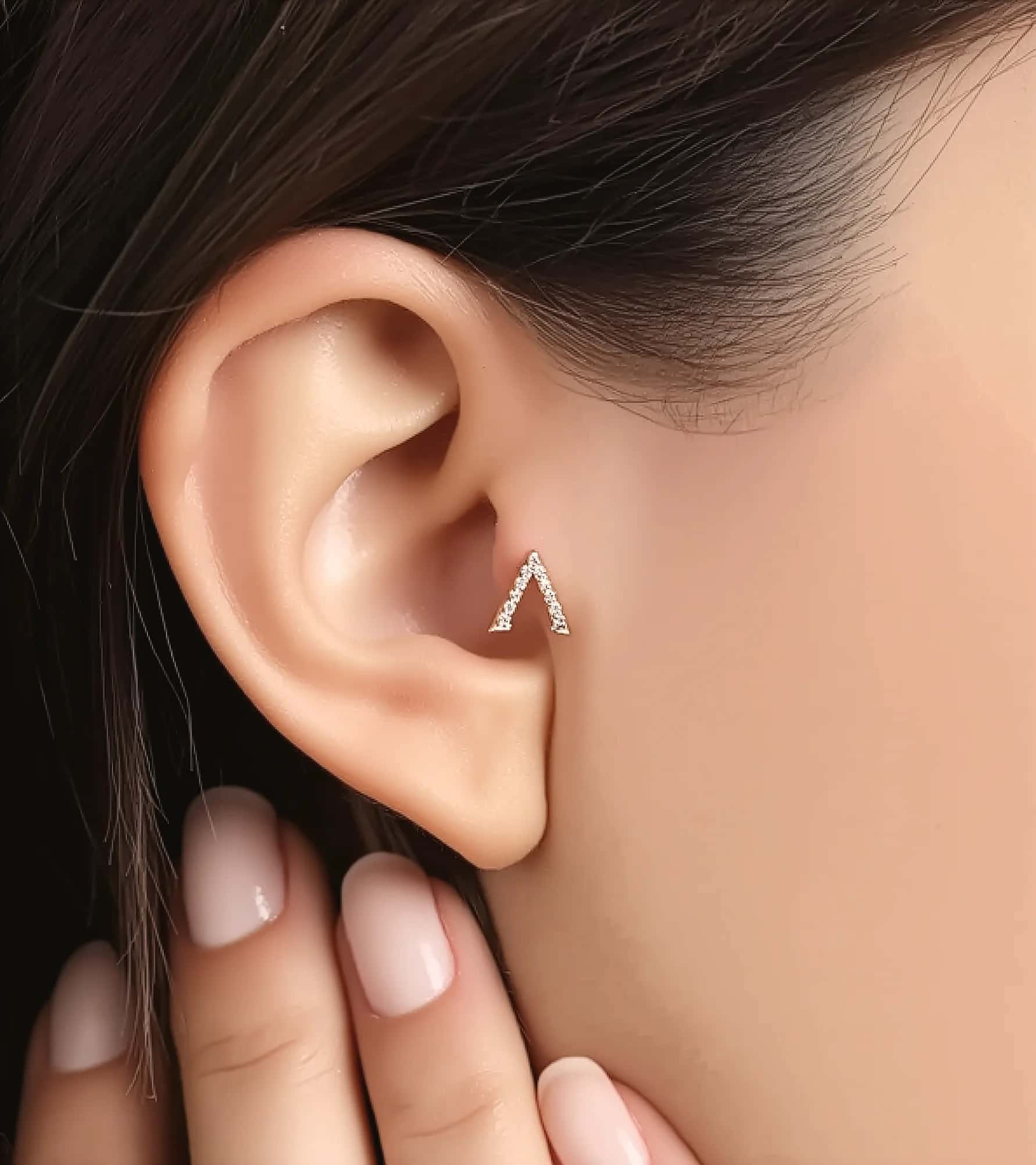 V Piercing (Tragus) görseli 2