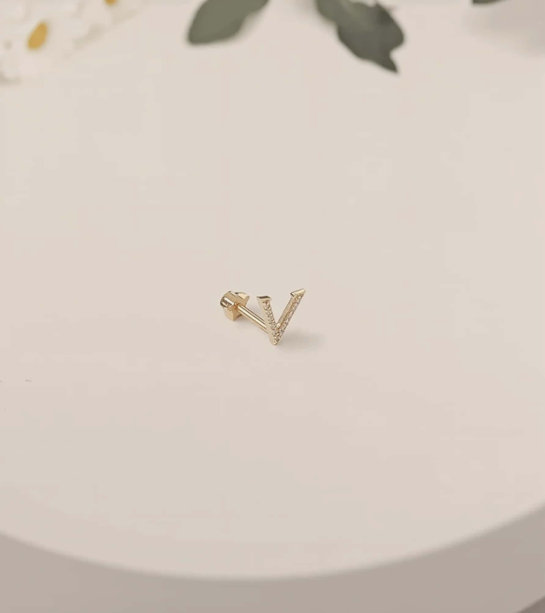 V Piercing (Tragus) görseli 3