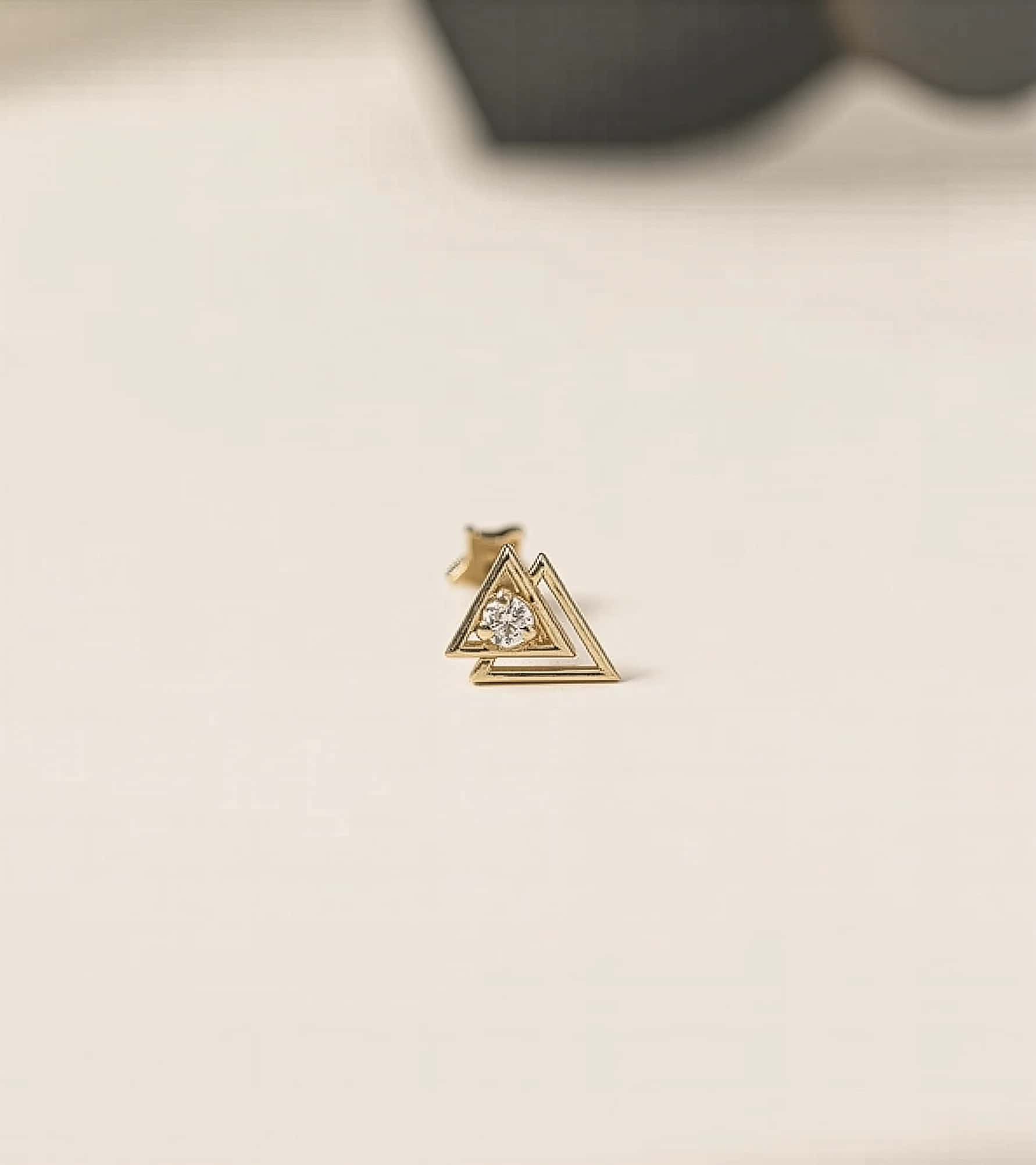 Çift Üçgen Piercing (Tragus) görseli 3