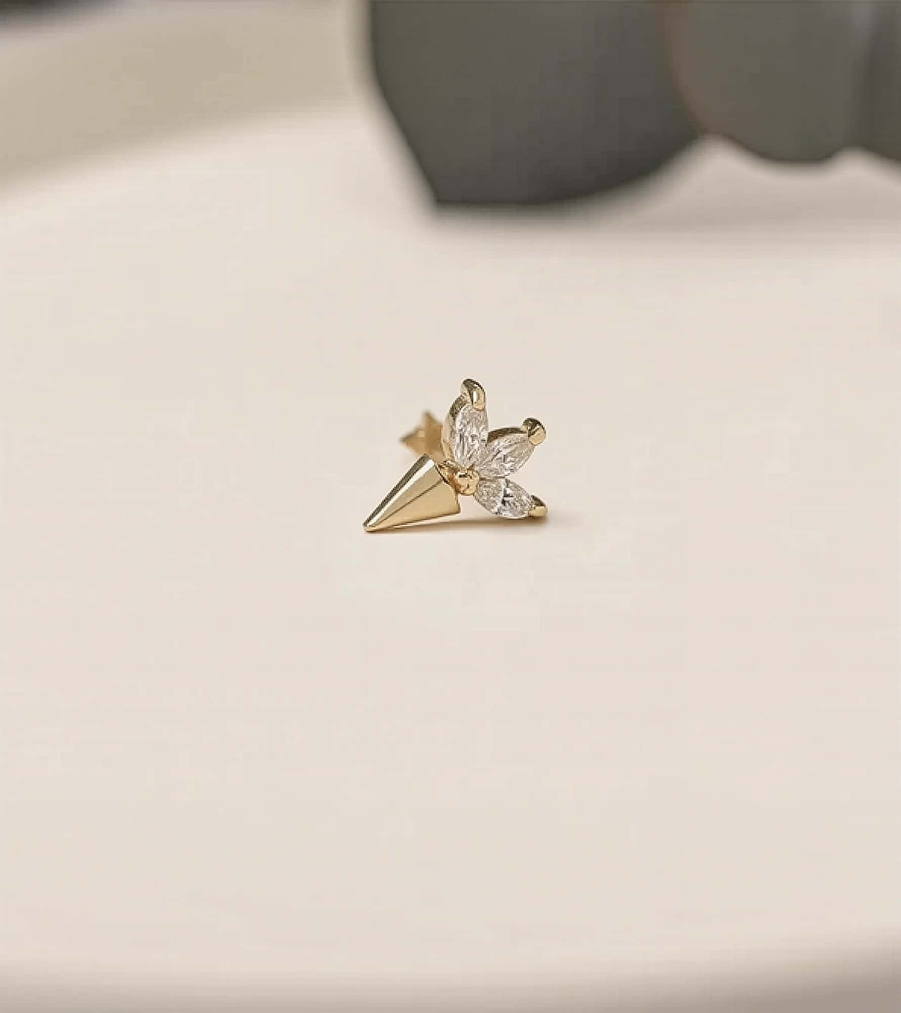 Lotuslu Koni Piercing (Tragus) görseli 3