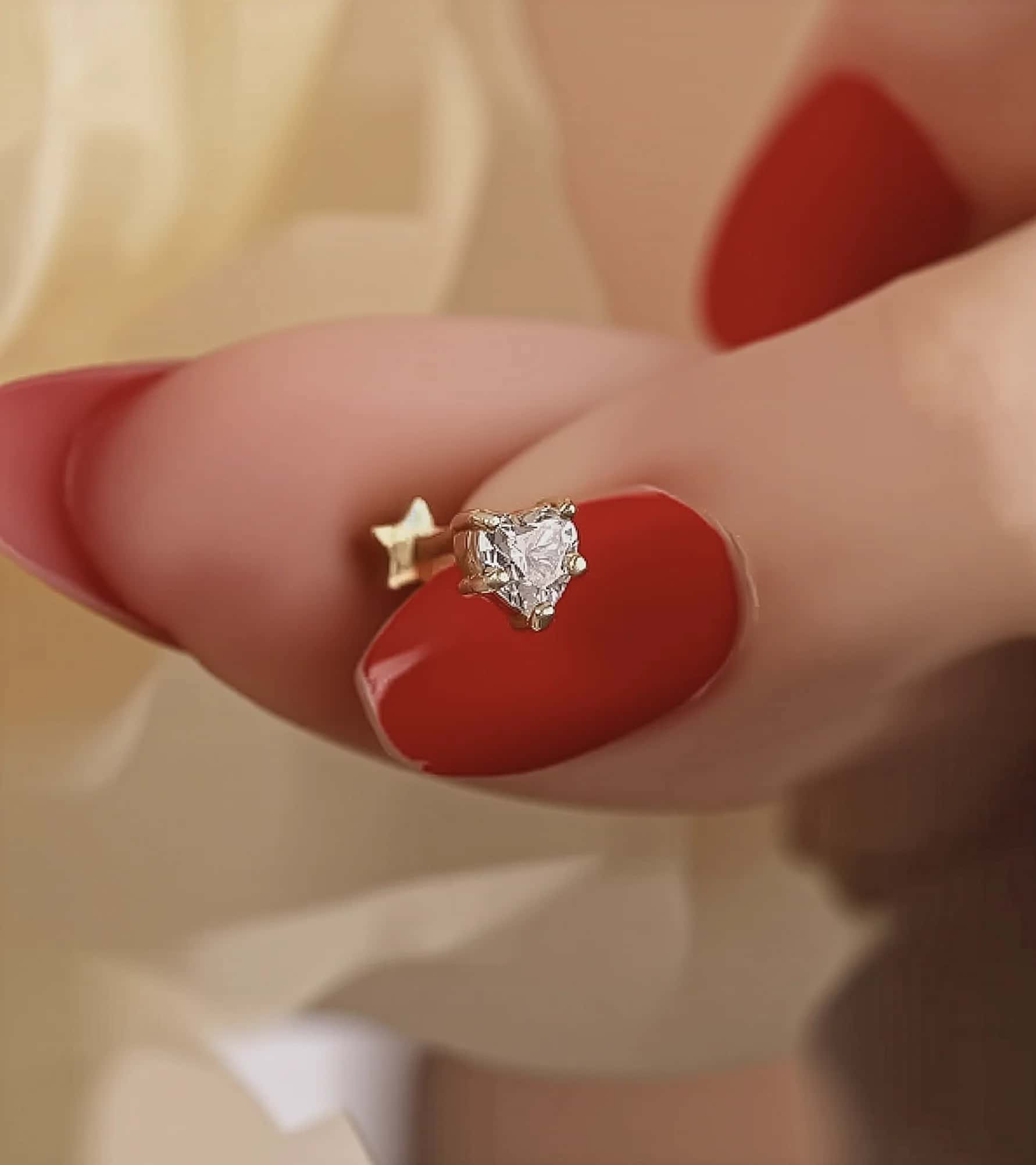 Kalp Tektaş Piercing (Tragus) görseli 2