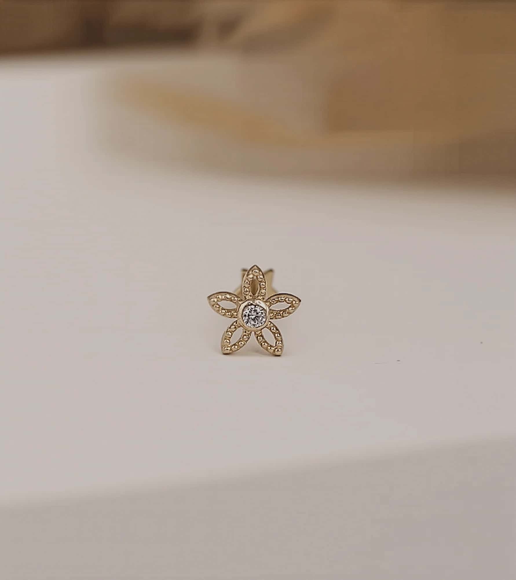 Tektaşlı Papatya Piercing görseli 2