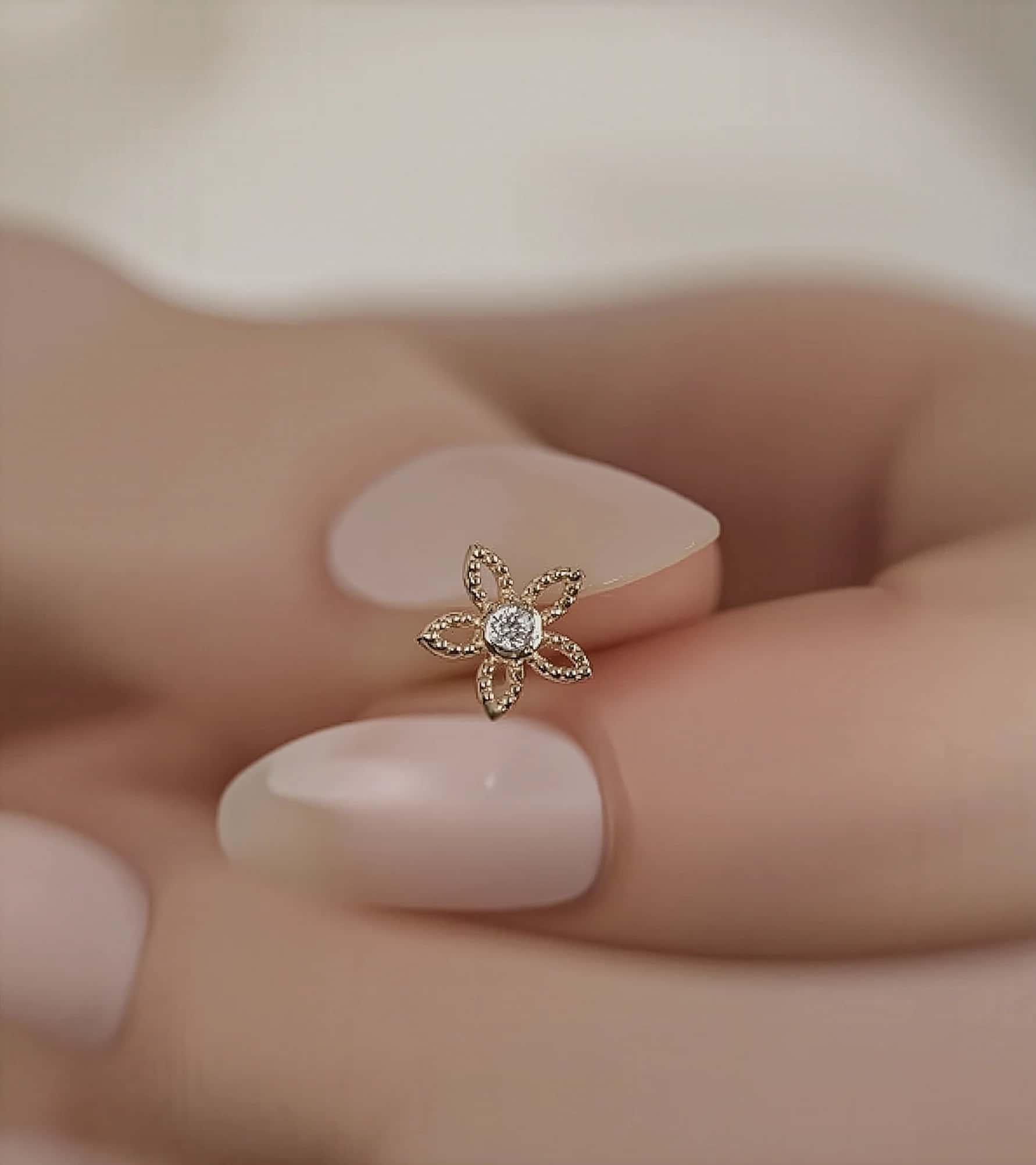 Tektaşlı Papatya Piercing görseli 3