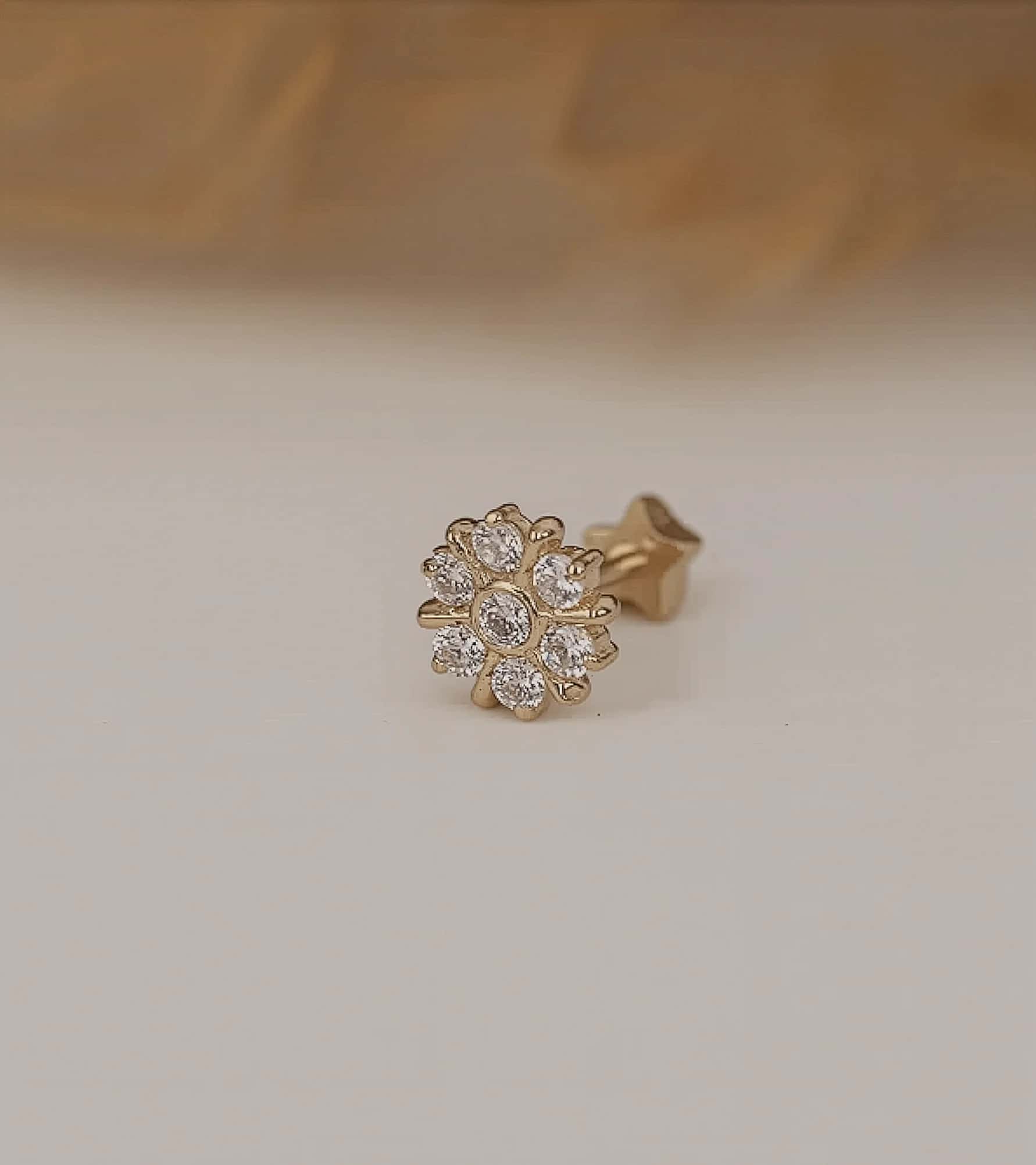 Taşlı Çiçek Piercing görseli 3