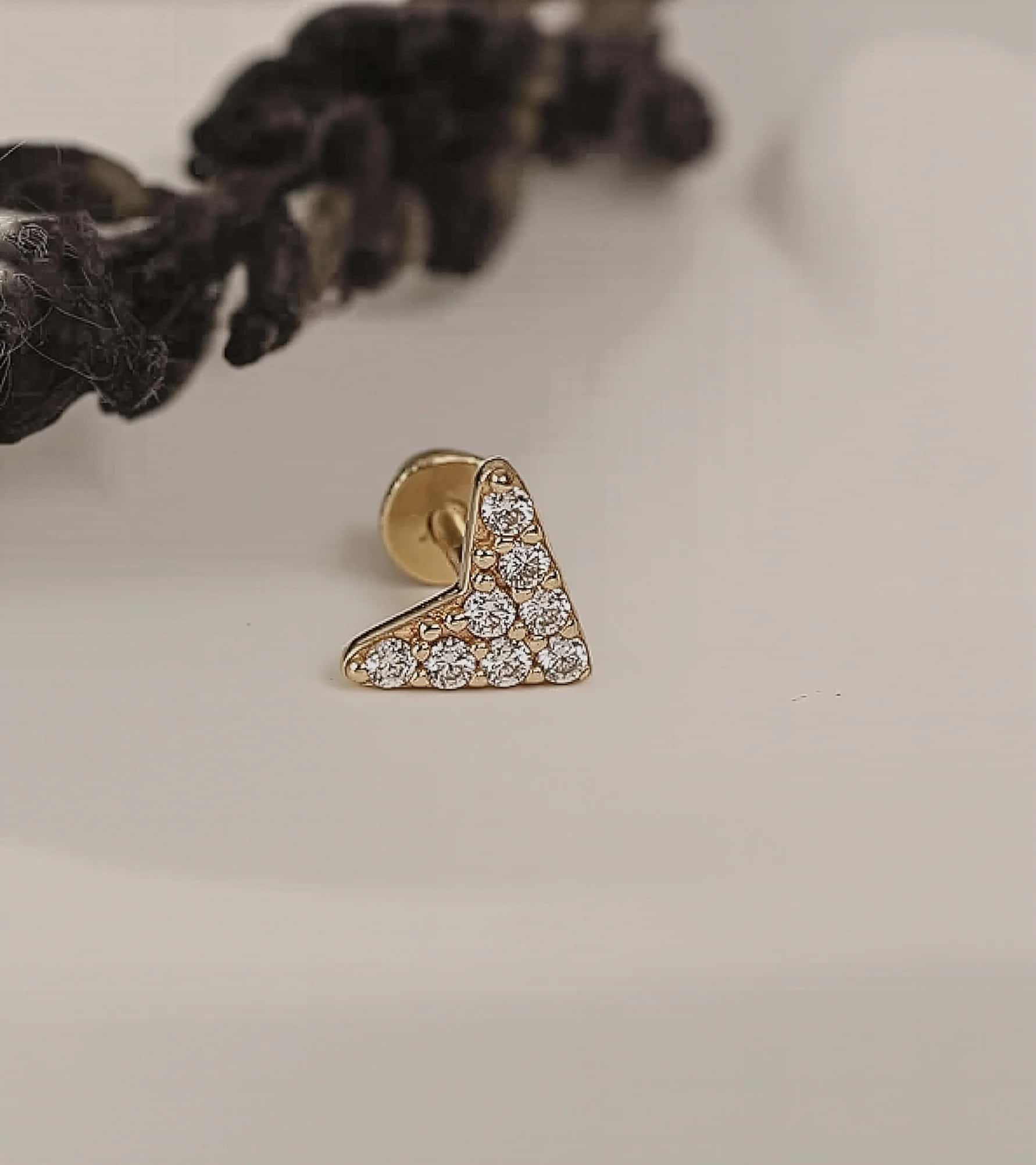 Taşlı V Piercing (Tragus) görseli 2