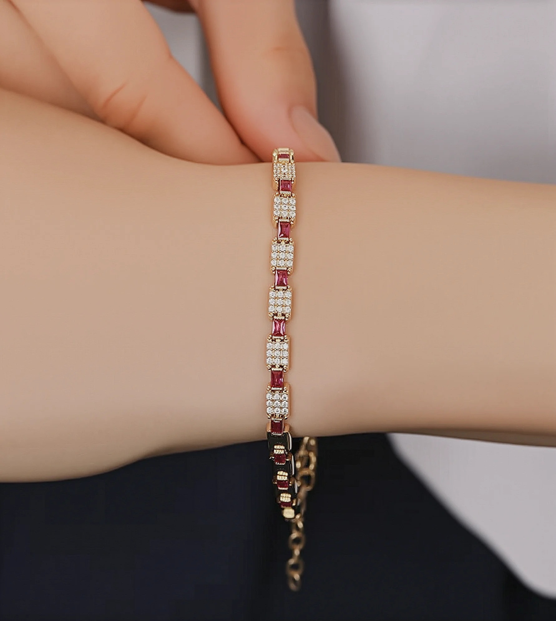 Pembe Beyaz Taşlı Sıra Bileklik ürün görseli